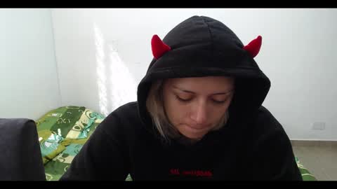 Mia online show from February 18, 1:33 pm