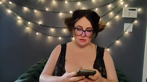 hothousewife333 online show from April 11, 3:05 pm