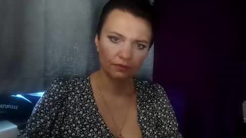 hotmamaqueen234 online show from August 4, 6:30 am