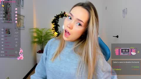 Snapshot of hottease_pvt chatting on December 19, 8:24 am hello Im Eva online show from December 19, 8:24 am