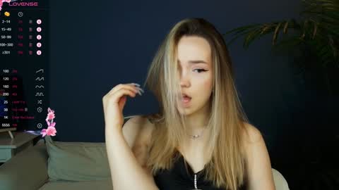 Snapshot of hottease_pvt chatting on December 6, 8:26 am hello Im Eva online show from December 6, 8:26 am