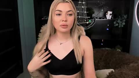 hyileyclark online show from December 14, 9:15 am