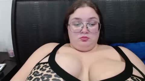 Snapshot of i_fucked_u_yesterday chatting on December 15, 8:25 pm Dominika online show from December 15, 8:25 pm