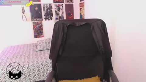 Snapshot of iammari_ chatting on October 14, 4:15 am Mari online show from October 14, 4:15 am