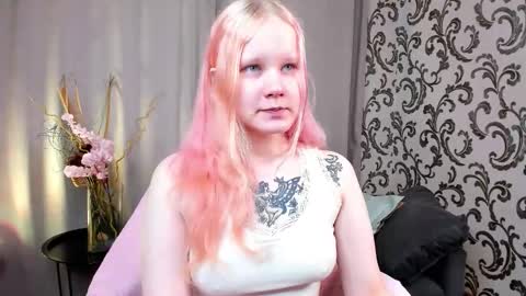 Snapshot of illando chatting on September 18, 3:27 am Annie online show from September 18, 3:27 am