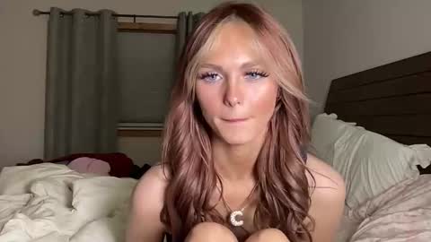 imkyliee online show from December 19, 1:32 am