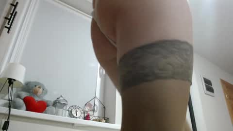 Della online show from April 29, 5:30 pm