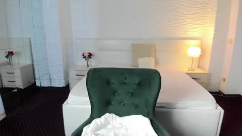 Ines Lyn online show from December 11, 5:43 am