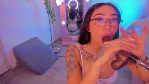 Snapshot of isa_redhair_ chatting on December 18, 4:42 am .... Connection time 900 pm to 500 amRest days Wednesday and Saturday online show from December 18, 4:42 am