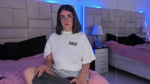 Snapshot of isis_loveyes_ chatting on December 10, 7:11 pm Pauli online show from December 10, 7:11 pm