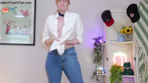 Lou  Peaches online show from June 14, 2:17 pm
