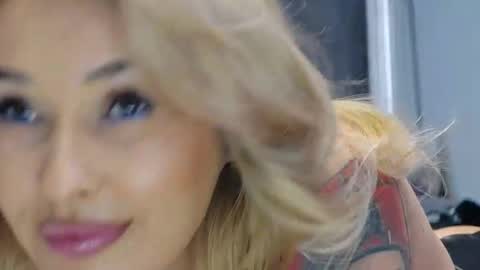 IssaSmyth online show from December 4, 4:08 pm