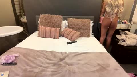 Lola online show from February 3, 9:29 pm