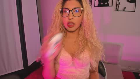 Roxanne online show from November 19, 4:18 pm