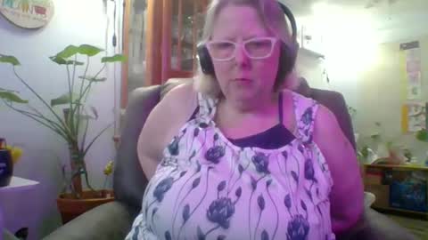 ivyjane3522 online show from April 18, 2:08 pm