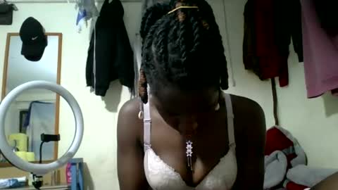 ivyk_ online show from April 6, 7:15 pm