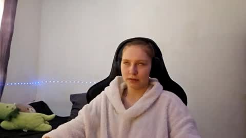 jaimeeosendorf online show from April 8, 9:11 am