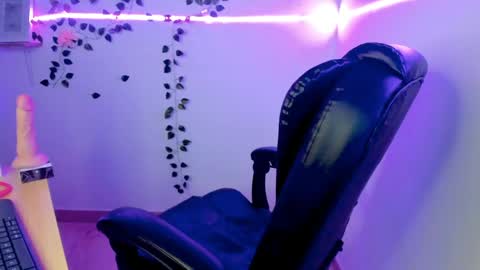 Jaulyn online show from April 17, 9:50 pm