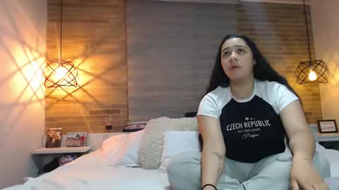 Jazmin and Scarlett online show from December 1, 10:08 am