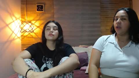 Jazmin and Scarlett online show from December 20, 10:30 am