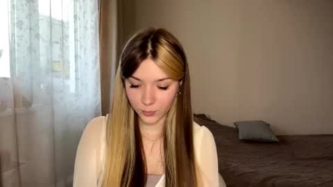 Hey EveryoneIm Kimi  Glad to see you in my room We almost hit 10 Thumb up in one day   online show from February 18, 1:43 pm