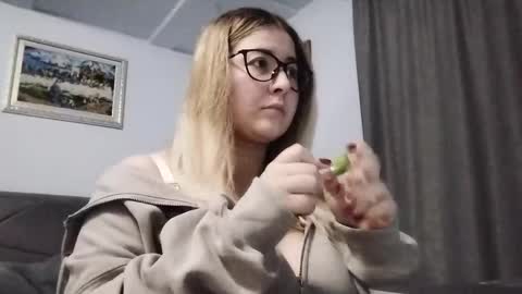 Nicol online show from December 15, 8:58 pm