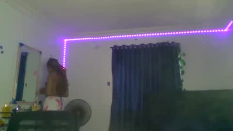 Snapshot of juicy_pussy1122 chatting on October 14, 8:17 am Emily online show from October 14, 8:17 am
