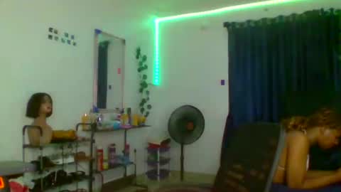 Snapshot of juicy_pussy1122 chatting on October 5, 8:30 am Emily online show from October 5, 8:30 am