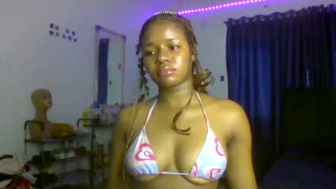 Snapshot of juicy_pussy1122 chatting on October 6, 9:48 am Emily online show from October 6, 9:48 am