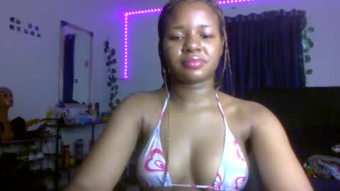 Snapshot of juicy_pussy1122 chatting on October 3, 8:19 am Emily online show from October 3, 8:19 am