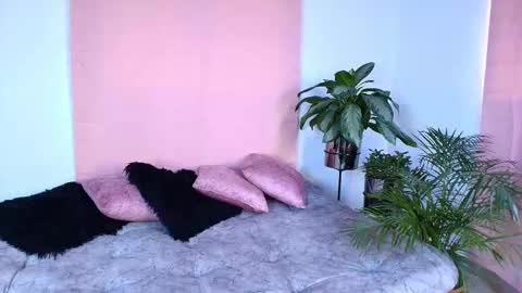 Jules and Gia online show from November 17, 8:20 pm