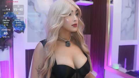 Jules Bennett online show from April 11, 12:20 pm