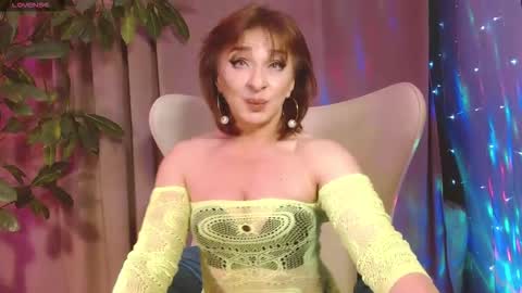 Snapshot of julia_renard chatting on October 3, 6:24 pm Julia online show from October 3, 6:24 pm