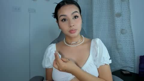 Snapshot of julia_strauns chatting on February 25, 5:19 am julia_strauns online show from February 25, 5:19 am