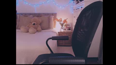 julialiones online show from December 16, 4:35 pm