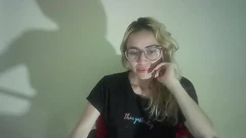 Snapshot of juliamack chatting on January 2, 8:35 pm JuliaMack online show from January 2, 8:35 pm