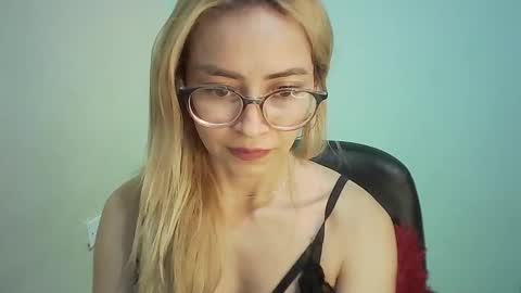 Snapshot of juliamack chatting on January 1, 1:26 am JuliaMack online show from January 1, 1:26 am