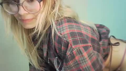 Snapshot of juliamack chatting on December 29, 7:39 am JuliaMack online show from December 29, 7:39 am