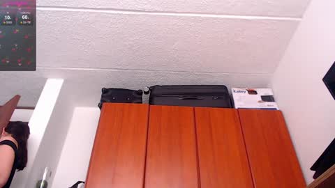 Snapshot of julie_autmn_ chatting on January 8, 5:59 pm yules online show from January 8, 5:59 pm