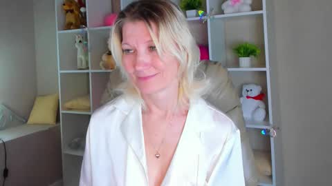 Julie Lucasss online show from March 3, 7:25 am