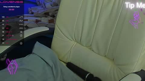 kamilahot25 online show from December 16, 1:33 am