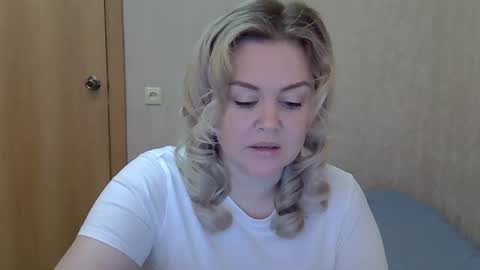 karennelsonx online show from April 18, 8:39 am