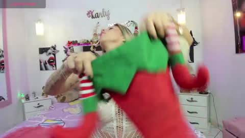 Snapshot of karly_moonn chatting on December 20, 1:25 am Karly Moonns online show from December 20, 1:25 am