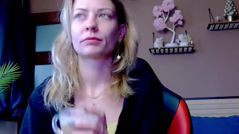 karoline121 online show from December 15, 6:51 am