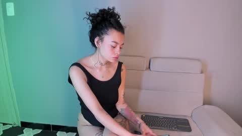 Snapshot of kathegomez_ chatting on December 14, 7:46 pm KatheGomez  online show from December 14, 7:46 pm