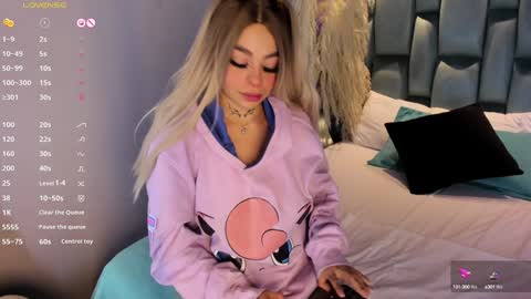 Snapshot of kathegomez_ chatting on December 22, 7:31 pm KatheGomez  online show from December 22, 7:31 pm