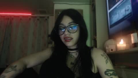 Snapshot of kattze chatting on December 3, 5:19 am online show from December 3, 5:19 am