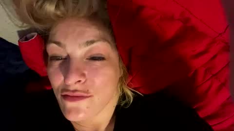 kay_la online show from April 8, 7:32 am