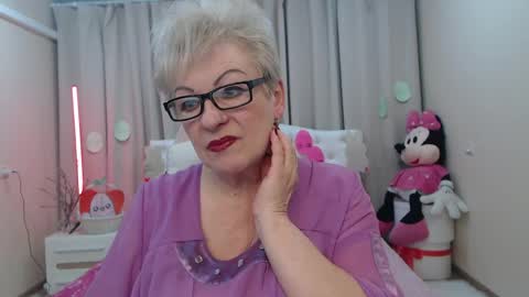 kaylesmoll online show from April 7, 7:05 pm