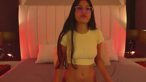 Keily Bennet online show from April 12, 7:05 pm